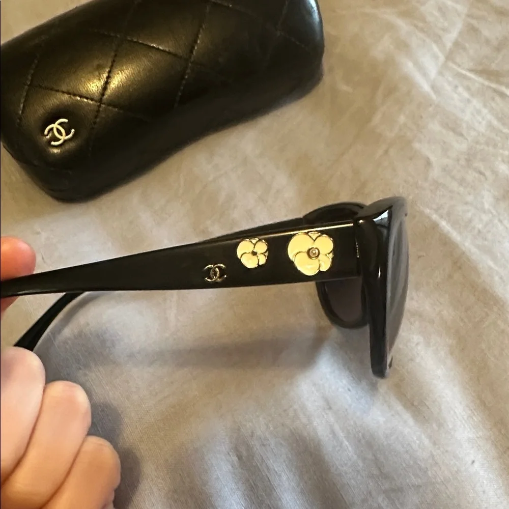 CHANEL Black Sunglasses with Camellia Motif - Picture 4 of 7